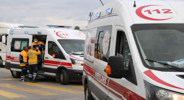 Edirnede toplu ulaşım aracı otomobile çarptı: 2 yaralı