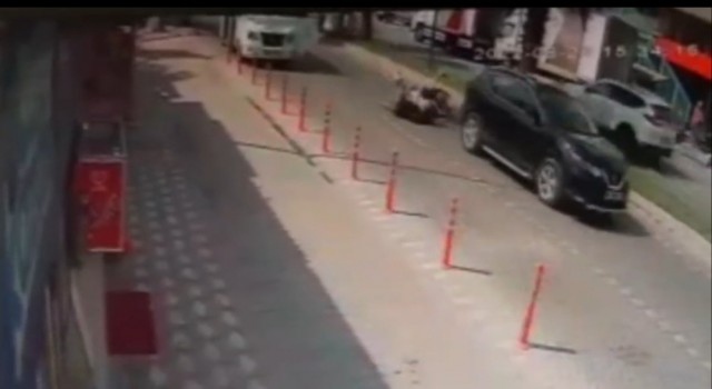 Edremitte motosiklet, aniden açılan aracın kapısına çarptı