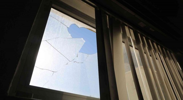 Efeler Belediyesi hizmet binasına taşlı saldırı