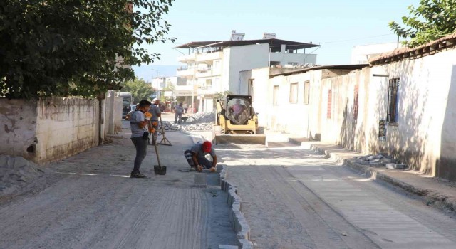 Efelerde yol yenileme çalışmaları sürüyor