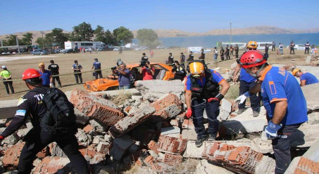 Elazığda 345 personelin katıldığı deprem ve yangın tatbikatı nefes kesti
