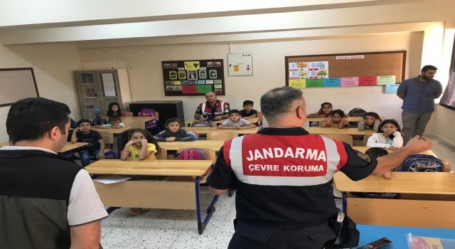 Elazığda jandarma ekipleri öğrencileri bilgilendirdi