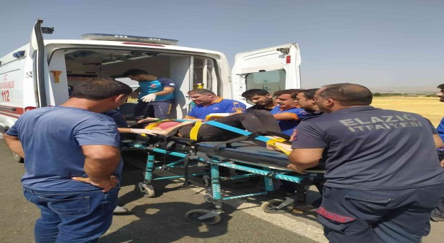 Elazığda kamyonet şarampole yuvarlandı: 3 yaralı