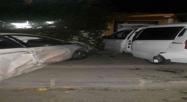 Elazığda kaza yapan otomobiller, ATMye daldı: 2 yaralı