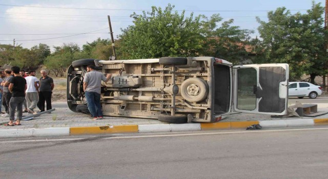 Elazığda minibüs ile otomobil çarpıştı: 8 yaralı