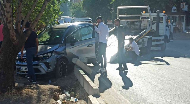 Elazığda otomobil ağaca çarptı: 1 yaralı