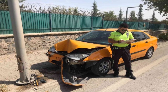 Elazığda otomobil direğe çarptı: 1 yaralı