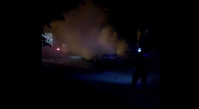 Elazığda park halindeki araç alev aldı