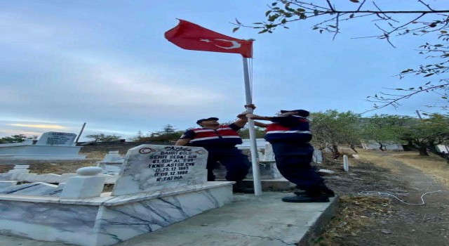 Elazığda şehit mezarlarına jandarma eli değdi