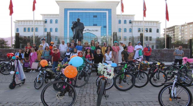 Elazığda Süslü Kadınlar Otomobilsiz Kentler Günü için pedal çevirdi
