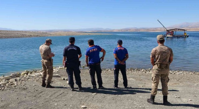 Elazığda tekne battı: Tekneyle birlikte suda kaybolan şahsı arama çalışmaları sürüyor
