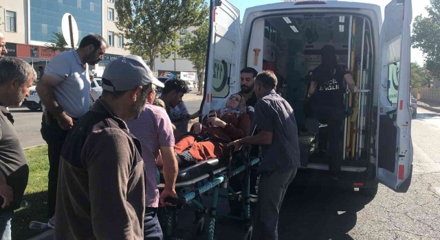 Elazığda yolun karşısına geçen kadına çarpan sürücü kaçtı