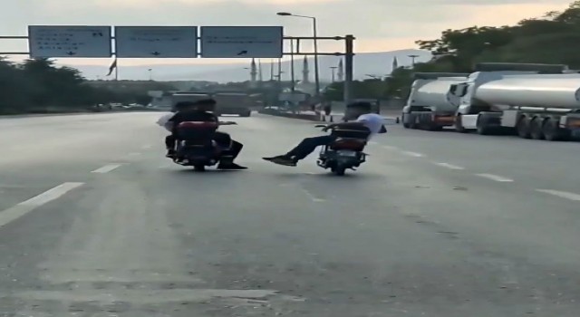 Elektrikli motosiklete yan oturan sürücünün tehlikeli yolculuğu