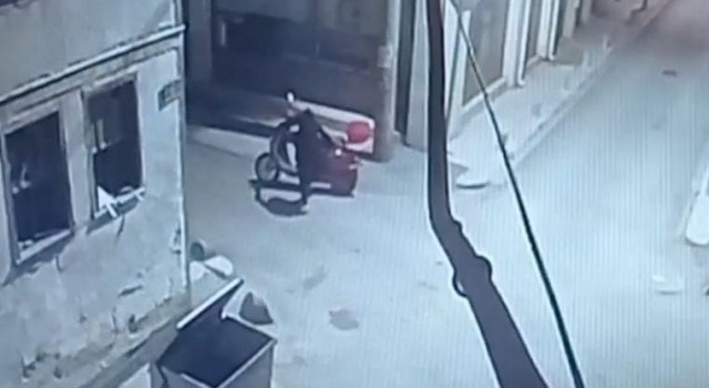 Elektrikli motosikletin çalınma anları güvenlik kamerasında