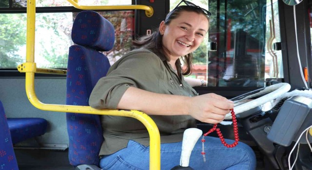 Elinde tesbihiyle yolların tozunu attırıyor
