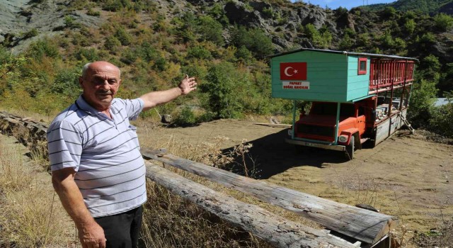 Emektar kamyonuyla ‘mobil arıcılık yapıyor