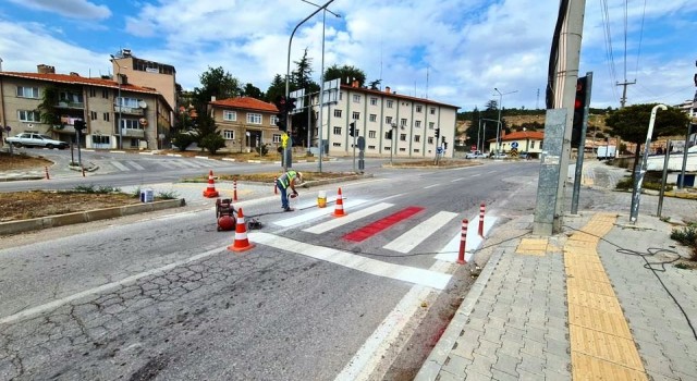 Emette şehir içi yaya geçitleri çizgileri yenilendi