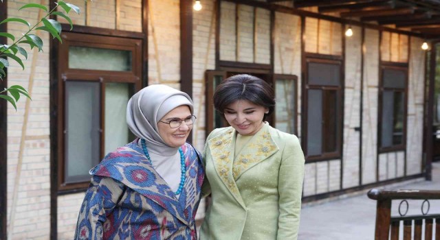Emine Erdoğan, Özbek Köyü Müzesi ve Konigil Kağıt Fabrikasını ziyaret etti