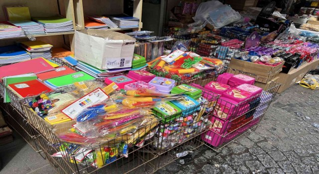 Eminönünde okul alışverişi hareketliliği