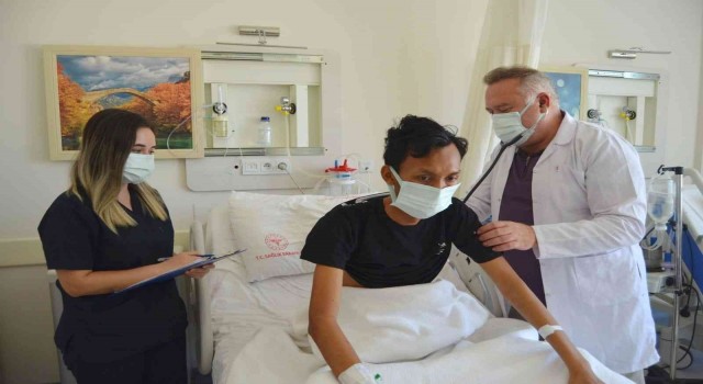 Endonezyalı gencin göğsünden 3 kilogramlık kitle çıkarıldı