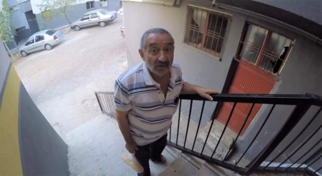 Engelli adam günde yüzlerce basamak çıkıyor