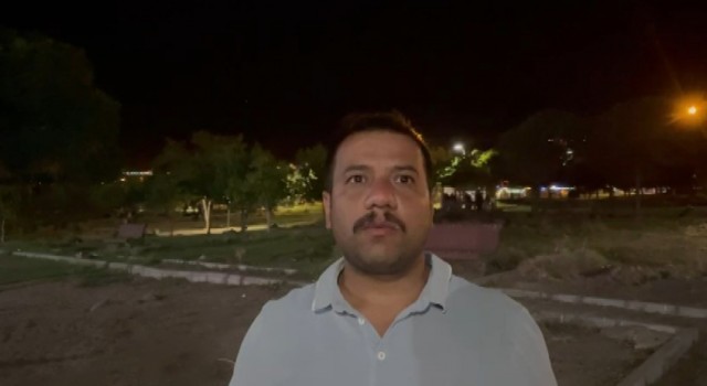 Ercişte gökyüzündeki sıralı ışıklar hayrete düşürdü