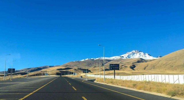 Erciyes beyaz örtüsünü giydi