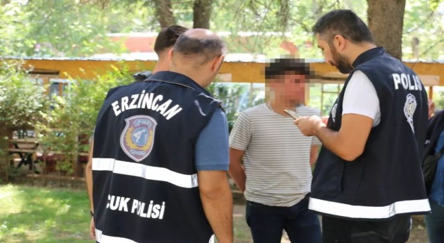 Erzincanda polis ekipleri tarafından okul çevrelerinde denetim yapıldı