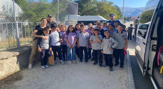 Erzincanda polis ekipleri tarafından okul çevrelerinde denetimler sürüyor