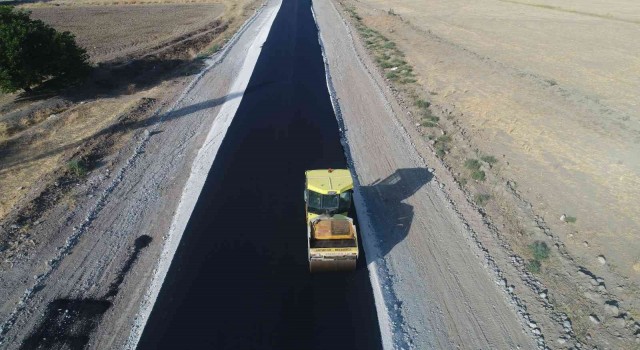 Erzincanda sonbaharın gelmesiyle sezonun son asfalt serim çalışmaları devam ediyor