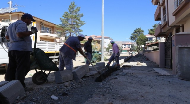 Erzincanda yol yapım ve onarım çalışmaları devam ediyor
