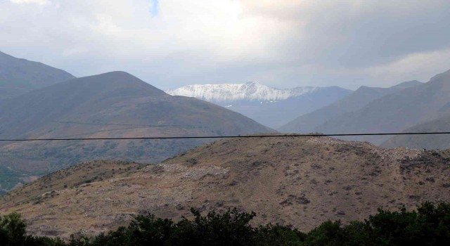 Erzincanın en yüksek noktası Esenceye mevsimin ilk karı düştü