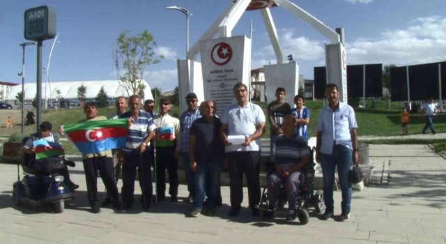 Erzurumda Kent Konseyi Engelliler Meclisi Azerbaycan anıtı önünde nöbette