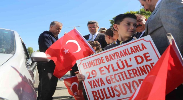 Erzurumda ‘Yayalara öncelik duruşu, hayata saygı duruşu sloganıyla yaya geçitleri kırmızıya boyandı
