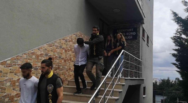 Esenyurtta arkadaşını bıçaklayarak ölüme terk etti