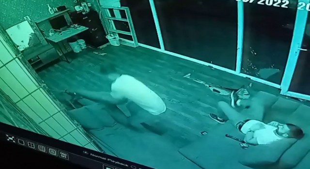 Esenyurtta köpeği ile şakalaşırken nereye kaçacağını şaşırdı