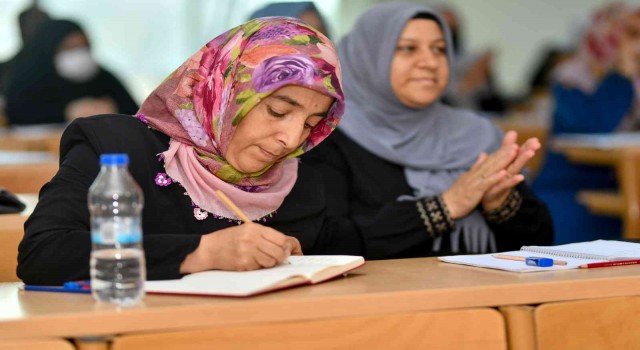 Eşinin asker mektuplarını okumayı hayal etti, 44 yaşında okuma yazma öğrendi