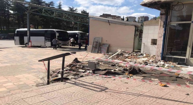 Eski otogarda günlerdir alınmayan moloz yığına vatandaşlar isyan etti