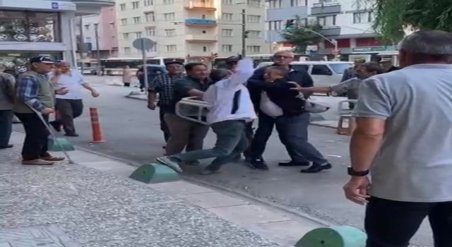 Eskişehirde sokak ortasında yaşanan kavga anları cep telefonu kamerasında