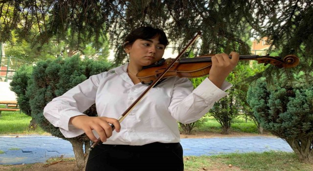 Eskişehirli genç bestekâr notalarıyla büyülüyor