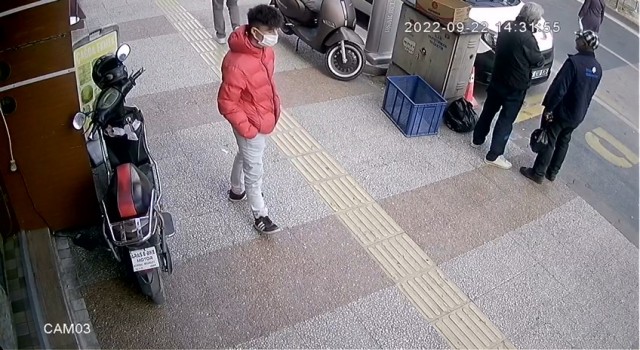 Etrafı gözleyen hırsız, riski ölçtükten sonra elektrikli bisikleti çaldı