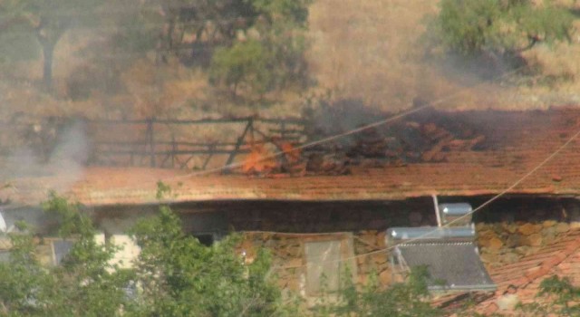 Ev yangını bitişik evlere sıçramadan söndürüldü
