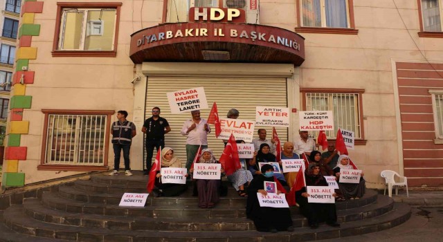 Evlat nöbetindeki ailelerin oturma eylemine bir aile daha katıldı