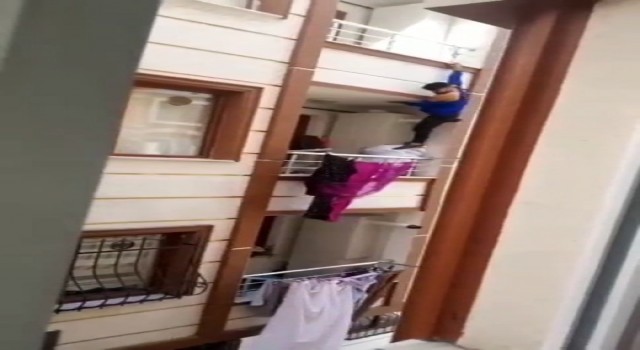 Evlenmek istediği kızın evini bastı, yakalanacağını anlayınca balkondan kaçtı