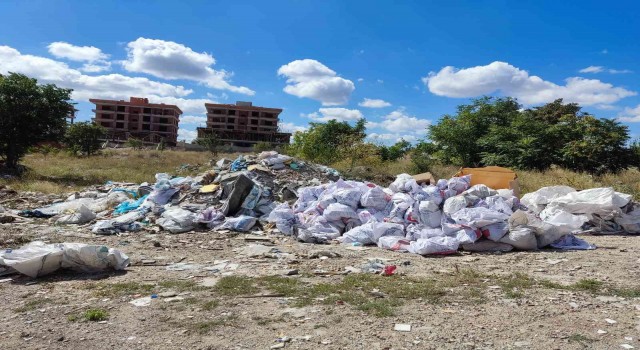 Evlerin yakınındaki araziye atılan molozlar adeta pes dedirtti