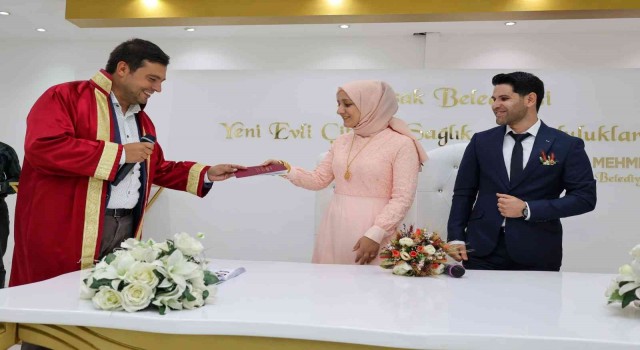 Evlilik okullarının ilk çifti dünya evine girdi