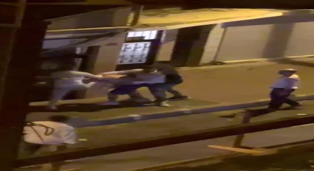 Fatihte 3 kişinin 1 kişiyi öldüresiye dövdüğü anlar kamerada