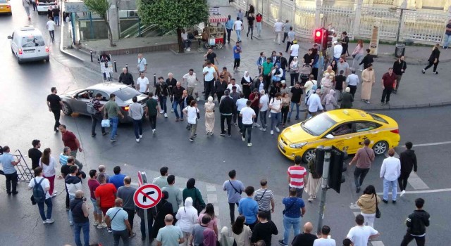 Fatihte kırmızı ışığa aldırmadan yolun karşısına geçen yayalar kamerada