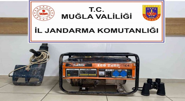 Fethiyede define ararken, Jandarmaya yakalandılar