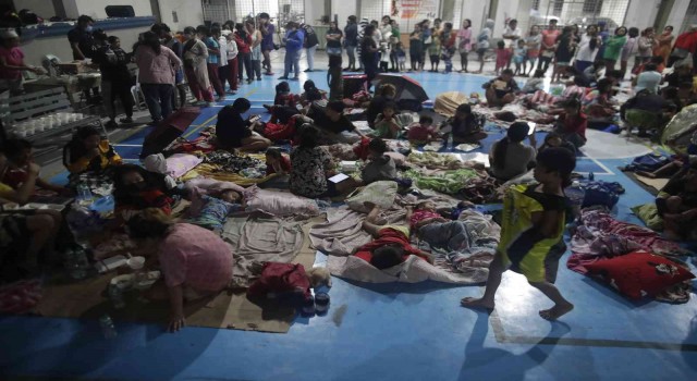 Filipinleri vuran Noru Tayfununda 5 kurtarma görevlisi öldü